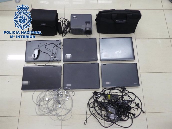 Ordenadores portátiles recuperados por la Policía Nacional