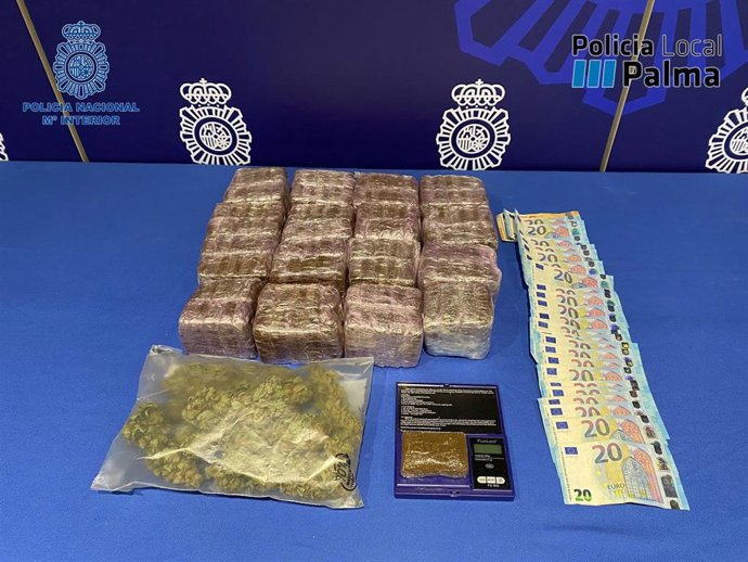 Hachís, dinero en efectivo y otros efectos intervenidos por los agentes en la operación policial en el barrio de Son Espanyolet de Palma.