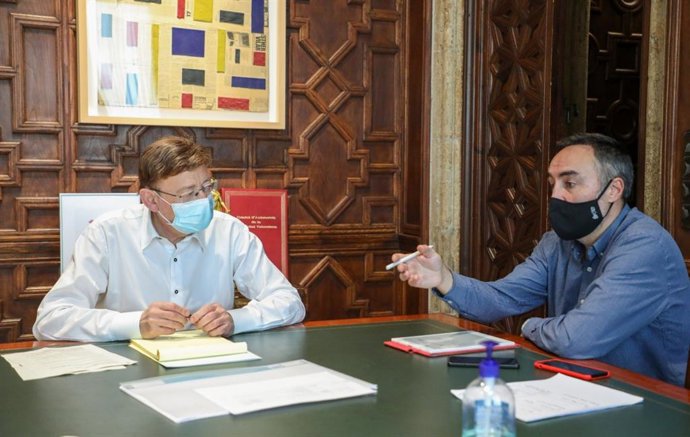 El president de la Generalitat, Ximo Puig, y el director general de Coordinación de la Acción de Gobierno y responsable de la oficina, Juan Ángel Poyatos