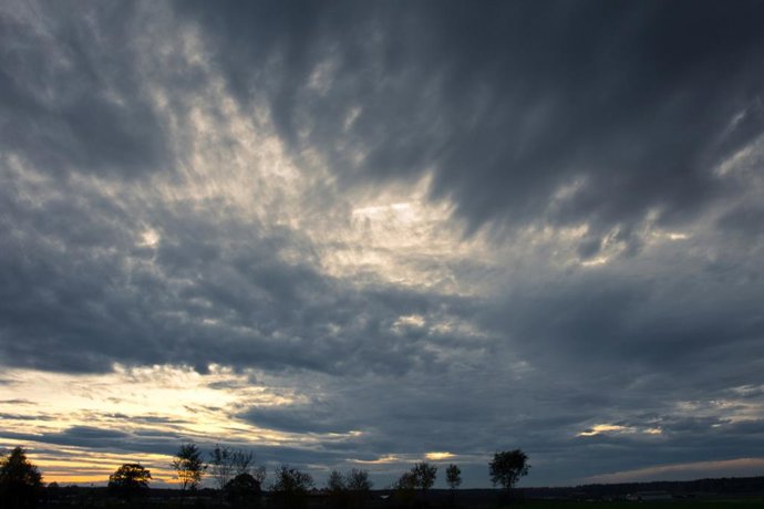 Archivo - Massive Rain Clouds Coming Suddenly