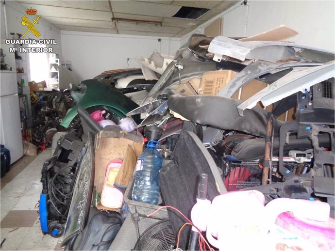 La Guardia Civil desmantela un desguace ilegal de coches en Elche