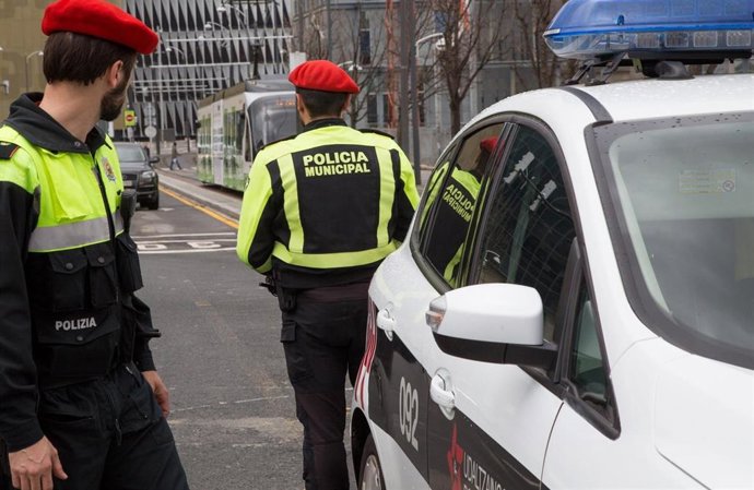 Archivo - La Policía Municipal de Bilbao en las cercanías de Termibus.