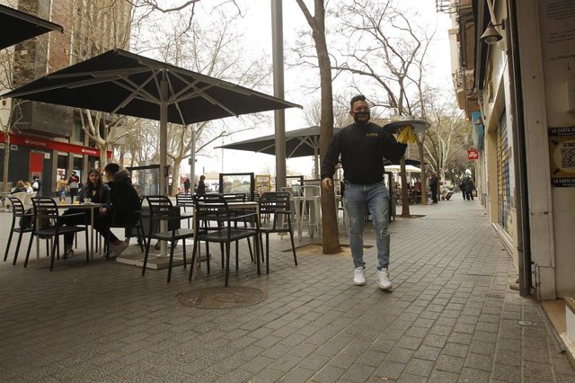 Archivo - Un camarero atiende a varios clientes en la terraza de un bar en Palma, Mallorca, Islas Baleares (España), a 2 de marzo de 2021.
