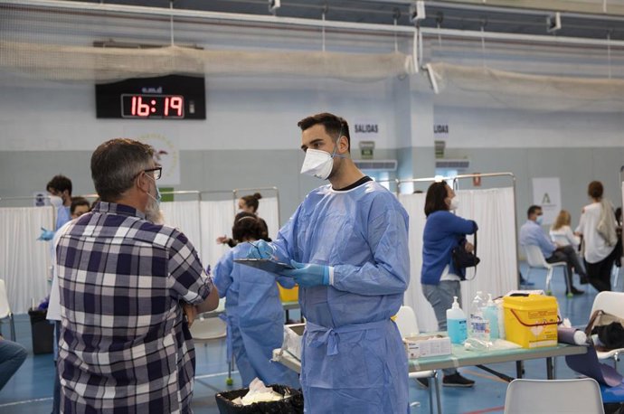 Administración de la vacuna contra la COVID-19 de AstraZeneca en el pabellón SADUS Sevilla (Andalucía, España).