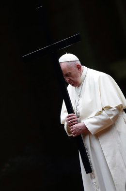 El Papa Francisco encabeza la procesión del Vía Crucis en una Plaza de San Pedro vacía durante las celebraciones del Viernes Santo, este viernes 2 de abril