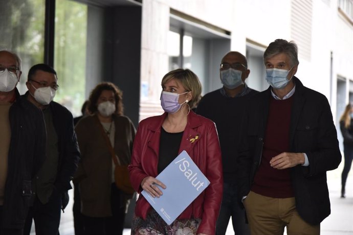 La consellera de Salud en funciones, Alba Vergs, junto al secretario de Salud Pública de la Generalitat, Josep Maria Argimon, durante una visita a un punto de vacunación contra el Covid-19 en Barcelona