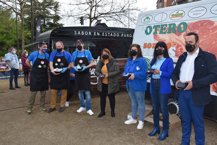 Iniciativa a favor de TEA con la cocina y reparto de hamburguesas solidarias en Talavera