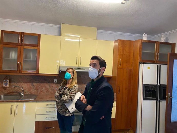 El director general de Vivienda, José Francisco Lajara, visita una de las viviendas adquiridas por la Comunidad Autónoma en el marco del programa europeo de erradicación del chabolismo
