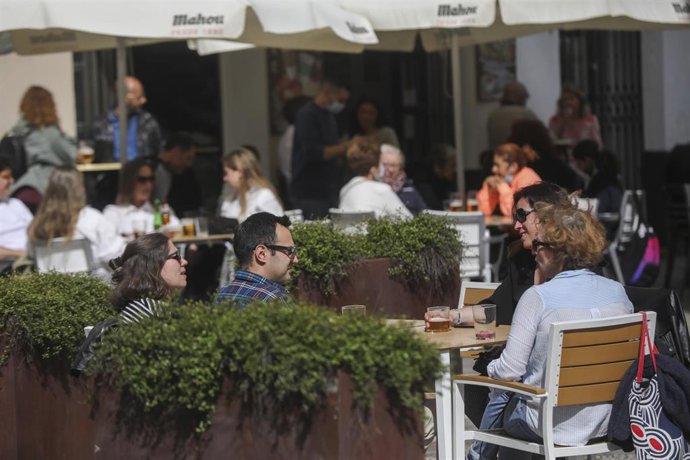 Personas en la terraza de un bar en Sevilla (Andalucía, España), a 12 de marzo de 2021.