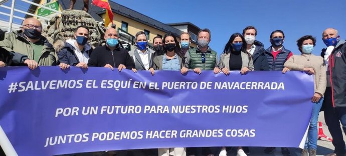 La candidata de Vox, Rocío Monasterio, reclama que se renueve la concesión en las pistas del Puerto de Navacerrada.