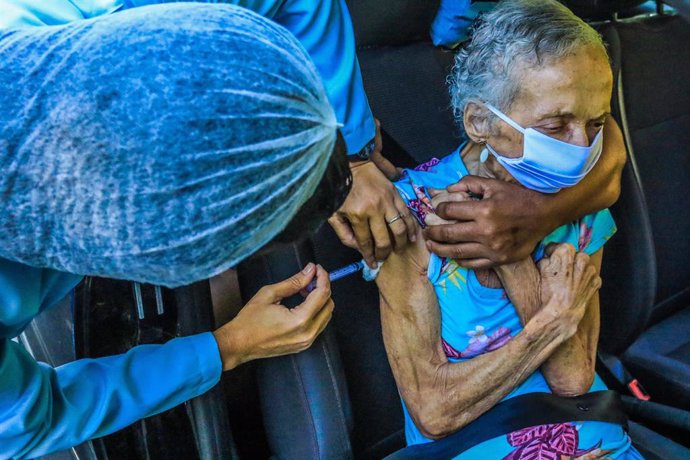01 April 2021, Brazil, Rio De Janeiro: An elderly woman receives the Butantan vaccine at the Museu da Replica, in the Catete neighborhood, during a vaccination campaign against the Coronavirus (Covid-19). Photo: Ellan Lustosa/ZUMA Wire/dpa