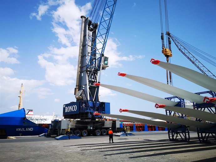 El Puerto de Almería acoge el embarque de nueve palas para un parque eólico en Francia