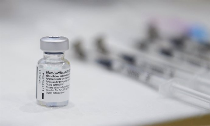 Archivo - Un frasco con  la vacuna de Pfizer-BioNTech contra la Covid-19 