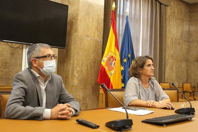 Archivo - El secretario de Estado de Medio Ambiente, Hugo Morán, junto a la vicrepresidenta cuarta del Gobierno de España, Teresa Ribera