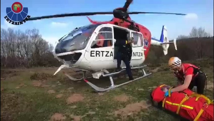 El helicóptero de la Ertzaintza efectúa un rescate.
