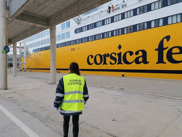 Un miembro del personal de Sanidad Exterior en el control de PCR a pasajeros del ferry Toulon-Alcudia.