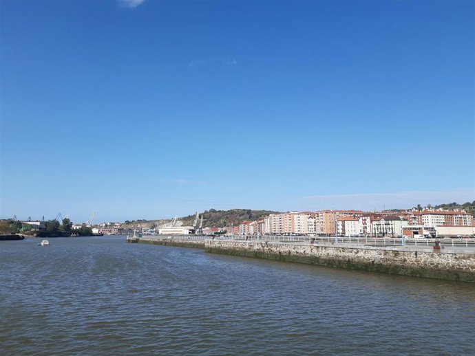 Archivo - Cielo despejado en la Ría del Nervión.