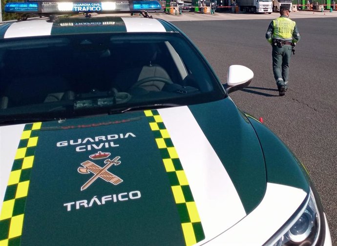 Archivo - Foto de archivo de una patrulla de tráfico de la Guardia Civil
