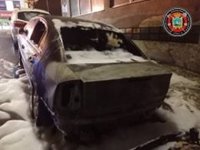 Arden de madrugada dos coches aparcados en Santander por derrame de combustible