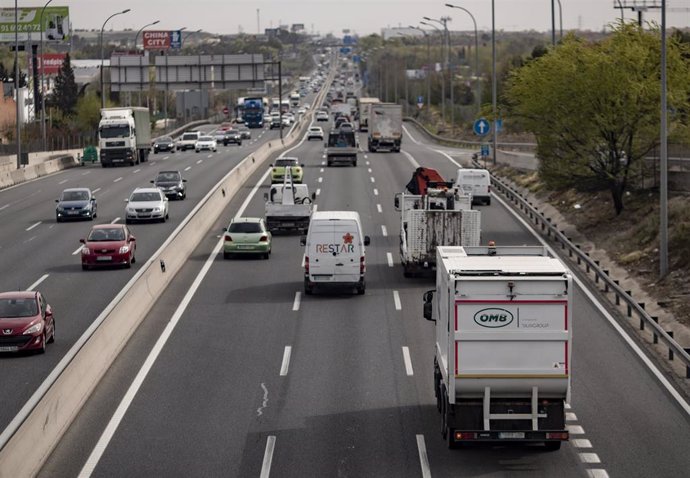 Tráfico de coches en la autovía del Sur o A-4, antiguamente llamada autovía de Andalucía a la altura de la localidad de Pinto, Madrid (España), a 26 de marzo de 2021. 