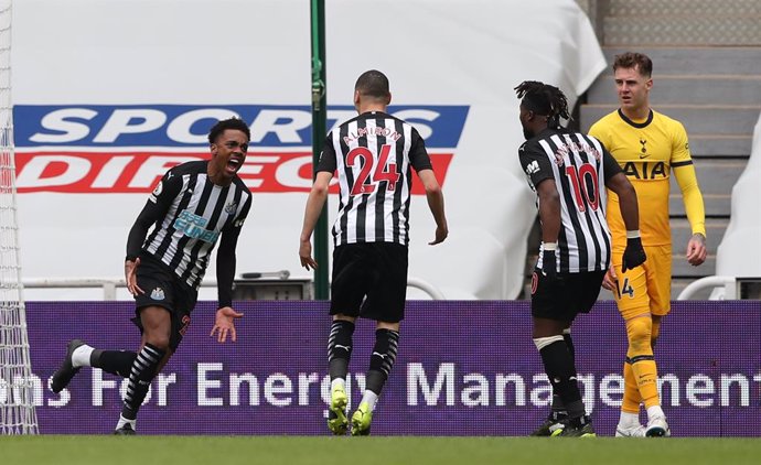 04 April 2021, United Kingdom, Newcastle: Newcastle United's Joe Willock (L) celebrates scoring their side's second goal of the English Premier league soccer match between Newcastle United and Tottenham Hotspur at St James' Park. Photo: Scott Hepell/PA 
