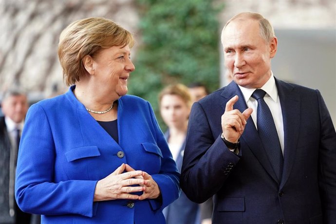 Archivo - La canciller alemana, Angela Merkel, y el presidente de Rusia, Vladimir Putin 