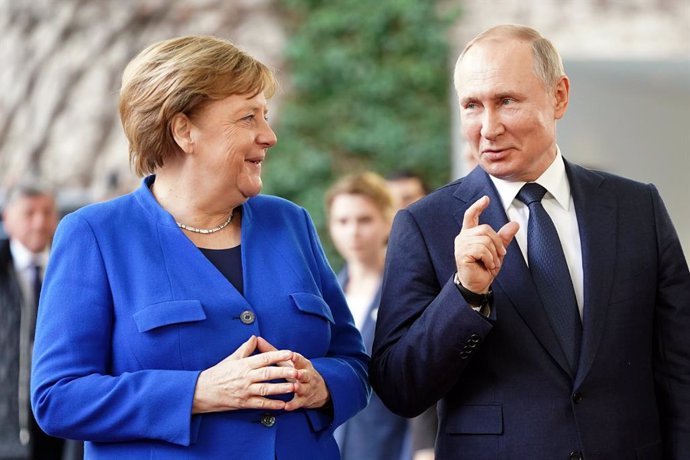 Archivo - FILED - 19 January 2020, Berlin: German Chancellor Angela Merkel (L) receives Russian President Vladimir Putin, at the Federal Chancellery before the International conference on Libya. Putin held a phone conversation with Merkel about closer c