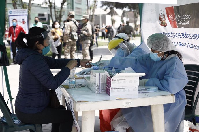 Archivo - Pruebas rápidas de COVID-19 llevadas a cabo por el Ministerio de Salud a los vecinos de la localidad de Los Olivos, en Lima, la capital de Perú.
