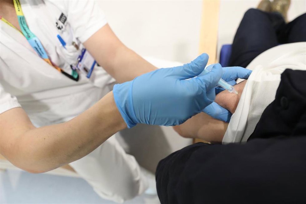 Una trabajadora sanitaria administra una vacuna contra el Covid-19 en el Hospital Isabel Zendal