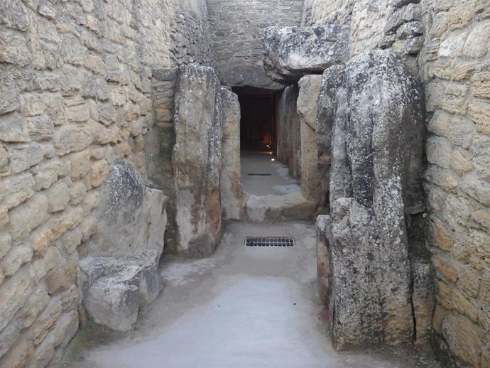 Corredor del dolmen de Viera, en Antequera