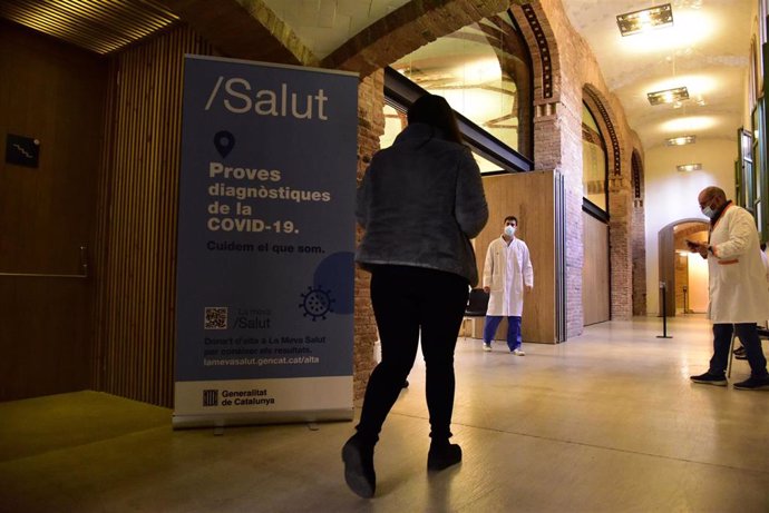Archivo - Personas entrando en el Recinto Modernista del Hospital de Sant Pau para realizarse test de antígenos, en Barcelona.