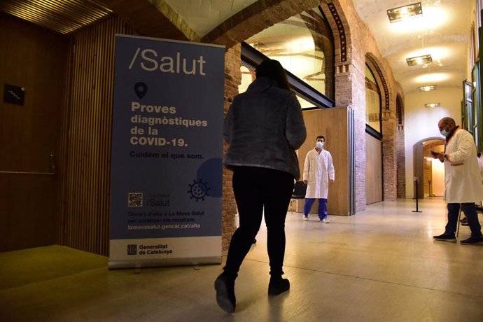 Archivo - Arxivo - Persones entrant en el Recinte Modernista de l'Hospital de Sant Pau per realitzar-se test d'antígens, a Barcelona.