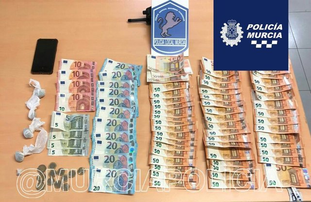 Varias piezas de hachís y 2845 euros intervenidos a un individuo que llevaba ocultos en el forro del anorak