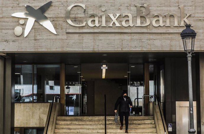 Logo de Caixabank en la antigua sede de Bankia, en la calle Pintor Sorolla, en Valencia, Comunidad Valenciana (España)