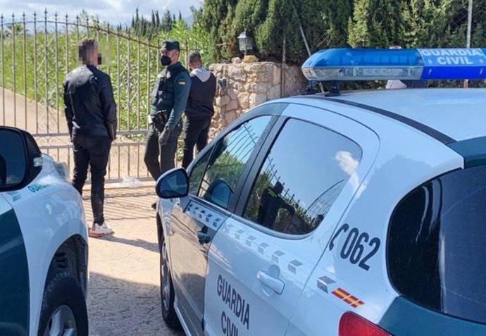 Desmantelada en Ibiza una fiesta ilegal con más de 140 asistentes reunidos en una villa de la localidad.