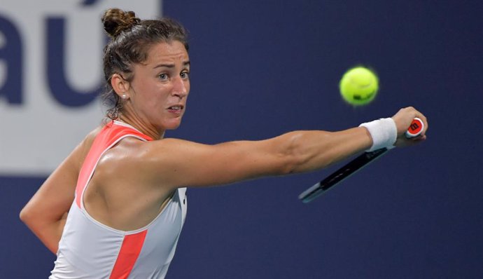 31 March 2021, US, Miami Gardens: Spanish tennis player Sara Sorribes Tormo in action against Canada's Bianca Andreescu during their women's singles quarter-final match of the Miami Open tennis tournament, at Hard Rock Stadium. Photo: -/SMG via ZUMA Wir
