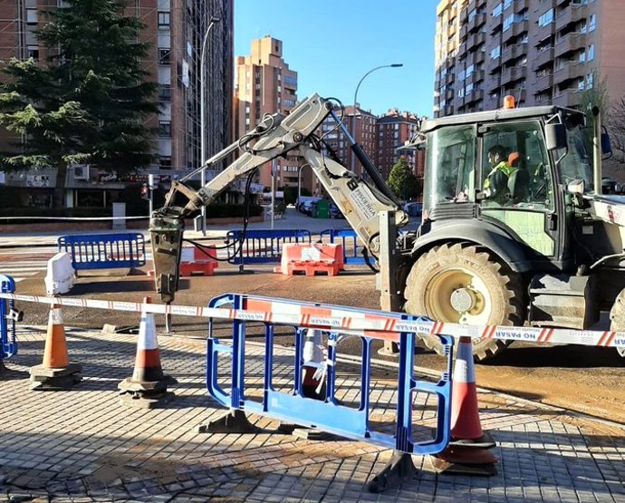 Trabajos de reparación de una avería en la red de suministro de agua en Parquesol, en Valladolid.