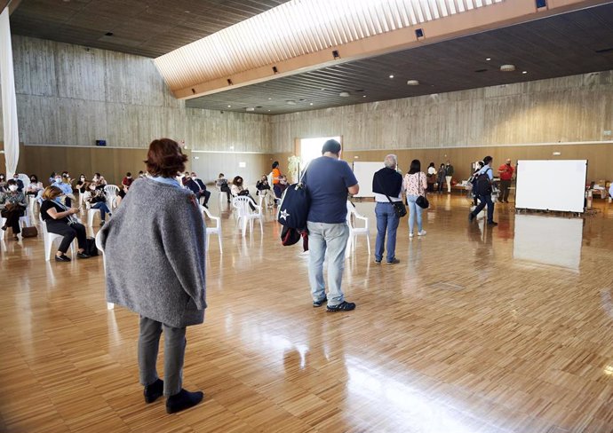 Varias personas esperan a vacunarse frente al Covid-19 en el Palacio de Exposiciones y Congresos de Santander, en Cantabria.