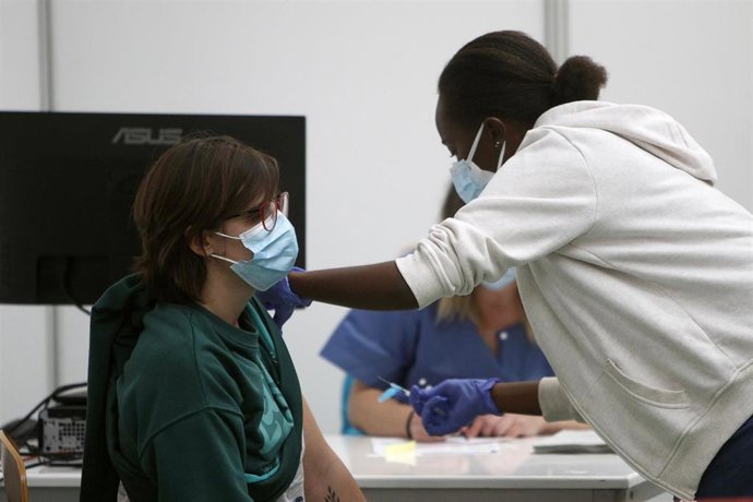 Un empleada sanitaria suministra la vacuna contra la Covid-19.