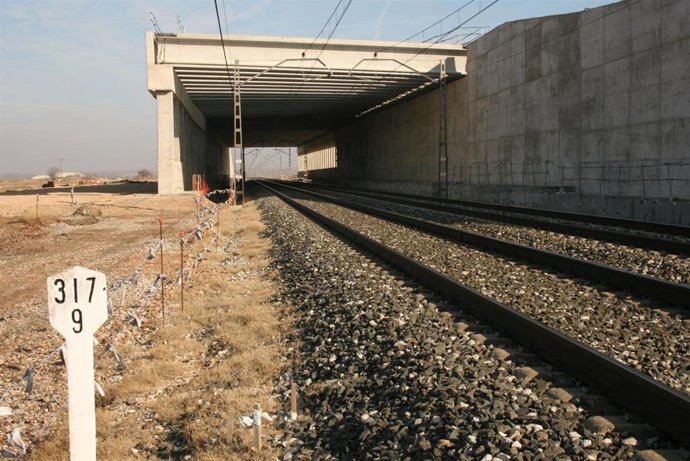 Archivo - Pérgola Situada Sobre La Línea Férrea Convencional Madrid-Hendaya