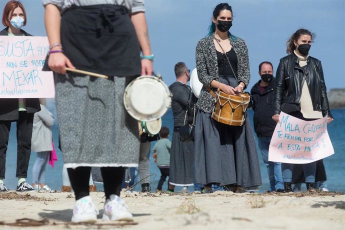 Varias mujeres participan en una manifestación en apoyo a las 87 mujeres que en 2019 fueron grabadas sin autorización, a 4 de abriil de 2021, en la playa de Torno, en San Cibrao, Lugo, Galicia (España). Esta manifestación busca dar su apoyo a las 87 m