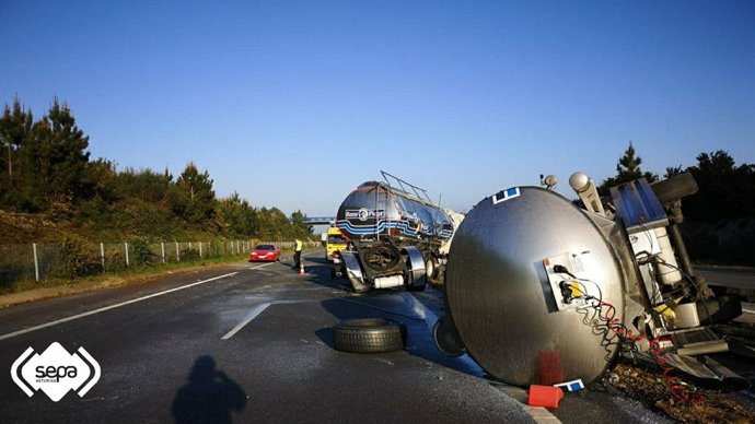 Vuelco de camión cisterna en Tapia de Casariego.