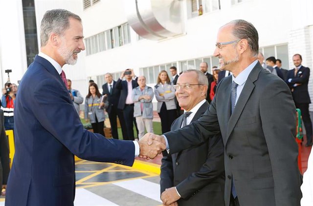 Luis Fuentes saluda al Rey en un acto institucional.