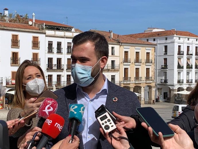 El alcalde de Cáceres, Luis Salaya, se somete a una operación de anginas que le tendrá de baja un par de semanas