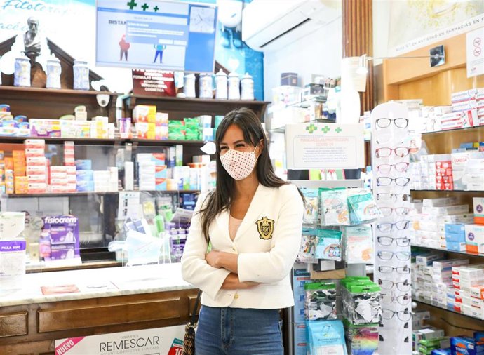 La vicealcaldesa de Madrid, Begoña Villacís, durante una visita a la Farmacia Cea, a 5 de abril de 2021, en Madrid.