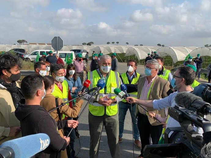 Concentración de agricultores en Moguer (Huelva).