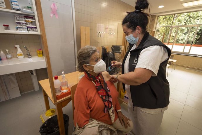 Una sanitaria vacuna a una mujer mayor de 80 años con la dosis de Pfizer en el ambulatorio Virgen Peregrina, en Pontevedra, Galicia (España), a 1 de abril de 2021.