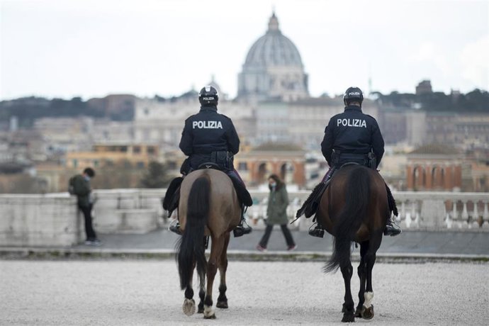 Dos agentes de la Policía italiana