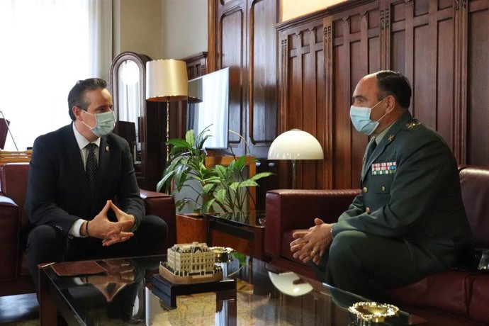 El presidente de la Junta General del Principado, Marcelino Marcos Lindez, recibe al general de brigada Francisco Javier Almiñana Boluda