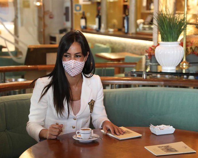 La vicealcaldesa de Madrid, Begoña Villacís, toma un café durante su visita al Café Varela, a 5 de abril de 2021, en Madrid, (España).